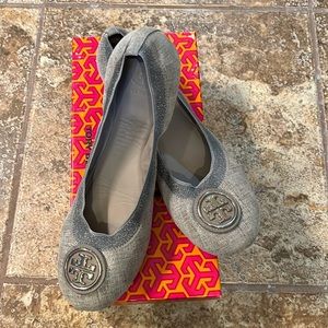 Tory Burch pewter (silver) Caroline flats. Size 9